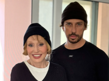 Худенькая, в брендах и с тростью: Алла Пугачева фанатам в фото не отказывает