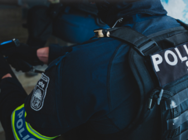 Бил, душил, связал руки и ноги: полиция освободила рижанку от родного мужа