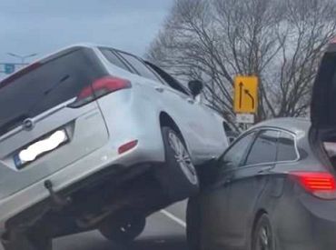 Подмял под себя: движение в Плявниеки затруднено из-за аварии (ВИДЕО)
