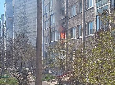 В Даугавгриве открытым пламенем горит квартира многоэтажки