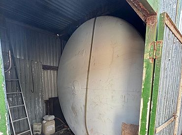 Торговля из сарая: полиция накрыла нелегальную заправку под Ригой