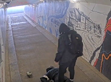 В тоннеле в центре Риги едва не убили мужчину: полицейским пришлось делать массаж сердца (ВИДЕО)