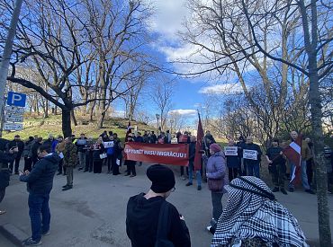 «Разместите иммигрантов в офисе «Единства»»: на Бастионке прошёл митинг