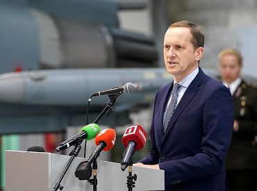 Госсекретарь Минобороны подал в отставку: что случилось?