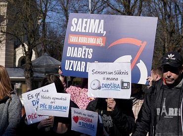 Piketā vairāki desmiti cilvēku pieprasa 1. tipa diabēta pacientus nodrošināt ar sensoriem un insulīna sūkņiem