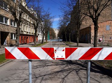 Под давлением скандала: Рига оперативно убрала барьер на улице Варну для экстренных служб