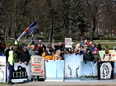 Они ещё и падают! У здания Кабмина проходит пикет против строительства ветропарков. ФОТО