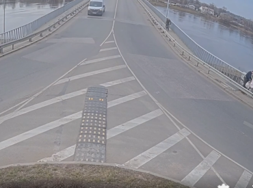 В Даугавпилсе велосипедист сбил женщину на тротуаре и попытался скрыться. ВИДЕО