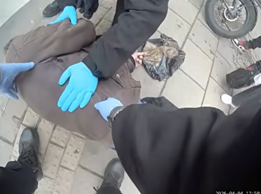 Упал без сознания на пешеходном переходе: как полицейские мужчину спасали. ВИДЕО