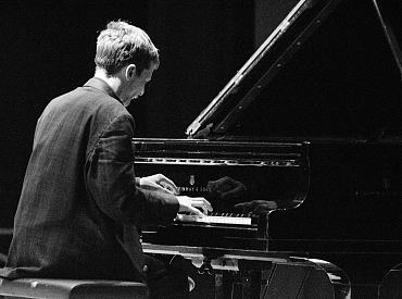 Живущий в Риге украинский пианист даст концерт в поддержку журналистов в своей стране