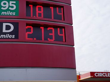 Это какое-то проклятье! Поляки снизили акциз на бензин — он подешевел. Латвия снизила — он подорожал