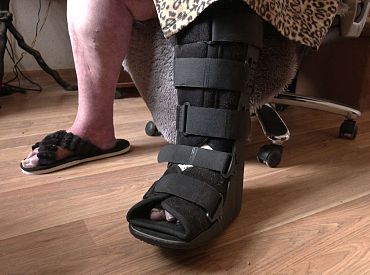 А какая связь? Женщине не назначают пенсию, пока она на больничном