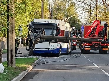 «Троллейбус не ждите»: в Кенгарагсе тяжелая авария, повален бетонный столб