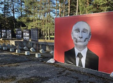 А с NKMP согласовали? Нет? Так это штраф! Политик выясняет детали установки плаката с Путиным у Саласпилского мемориала