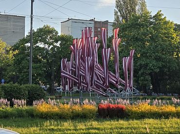 Ceturtdien gaidāmas gandrīz tikpat stipras vēja brāzmas kā trešdien