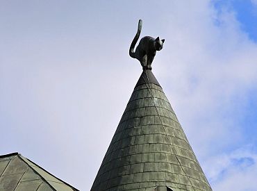 Легендарный «Кошкин дом» в Риге обновят: котам сделают новую крышу