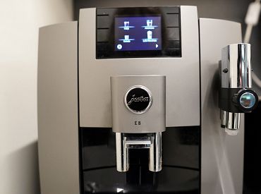 Pusmiljona eiro sods piemērots par konkurences pārkāpumiem kafijas automātu «Jura» izplatīšanā