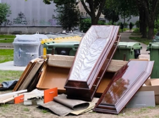 Совершенно новый гроб выброшен в Риге на мусорник: рижане в шоке