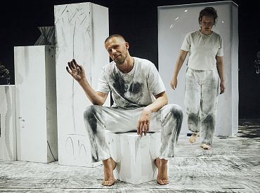Čehova teātra arkādē pirmizrādi piedzīvojusi Artūra Dīča izrāde “Tūrists”