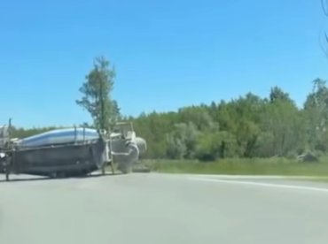 Uz Rīgas apvedceļa aplī pie Rīgas HES no betonvedēja atdalījusies tvertne