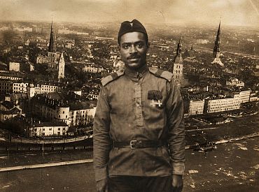 Мигрант, защищавший Ригу: не голова в кустах, а грудь в крестах