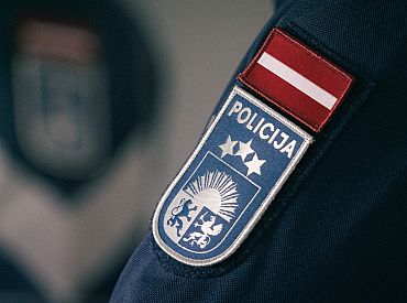 На два дня бросила ребенка без еды: в Лиепае полиция воспитывала горе-мать
