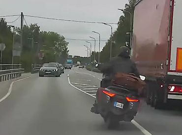 No policijas bēgošs motociklists saņem 6700 eiro sodu un paliek bez tiesībām