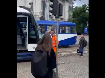 Трамваи полностью остановились: в центре Риги транспортный коллапс