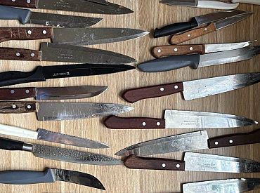 А как им колбасу резать? В соцсетях спорят о кухонных ножах изъятых у мигрантов
