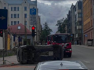 Rīgas centrā satiksmes negadījumā apgāzies auto, cietis cilvēks