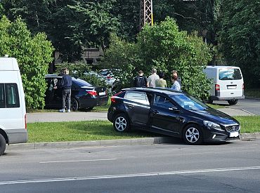 Страшно ходить по тротуарам: в Ильгюциемсе машина вылетела на пешеходную зону. ФОТО