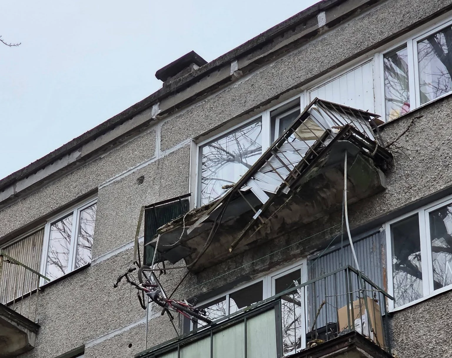 Жителям Пурвциемса запрещено выходить на балконы: всё может рухнуть