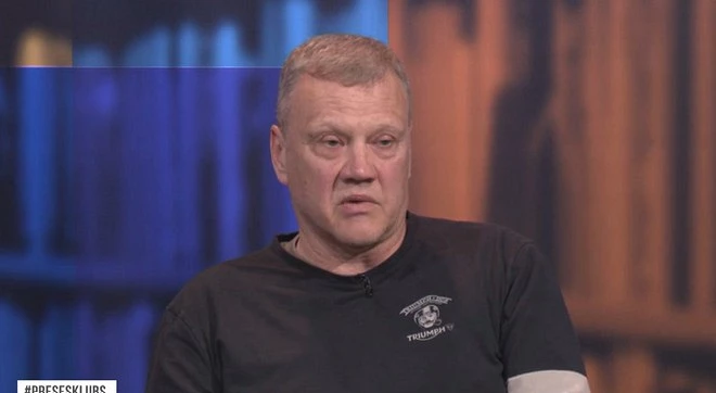 Позор этим трём странам. И Домбрава так поздно выступил! Пиар-менеджер негодует — там пускают россиян