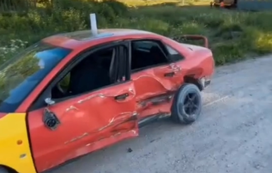 Под Алуксне автомобиль врезался в легендарный узкоколейный «Банитис». ВИДЕО