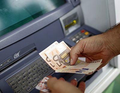 В Литве у банкоматов выстраиваются огромные очереди. Что происходит?