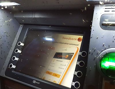 У клиентов банка проблемы: их карты не принимаются. Что делать? (Дополнено)