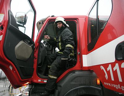 Известный бар горел: утро в Старой Риге началось с пожара (ДОПОЛНЕНО)