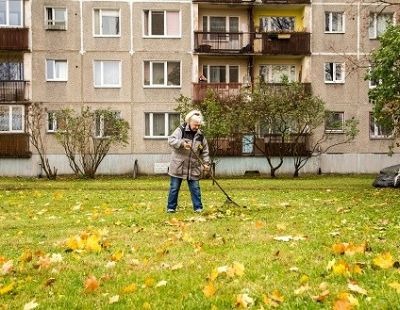 Сколько зарабатывает дворник в Риге? Зарплаты уже не те, что раньше