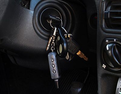 Полиция поймала угонщика без водительских прав; за месяц он украл четыре автомашины