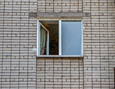 Трехлетний ребенок выпал из окна в Даугавпилсе