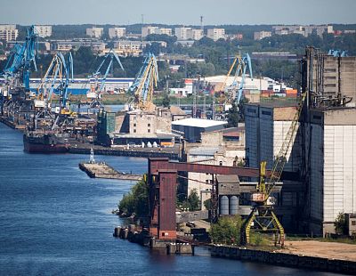 Взрыв может стереть город с лица земли: в Рижском порту годами хранится опасный груз из России