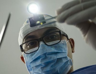 «Стоматология — развлечение для богатых»: лечить зубы советуют в лизинг. Или в Турции