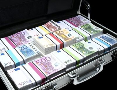 Двое 18-летних граждан ЛР ввезли в Эстонию свыше 100 000 евро наличными: откуда деньги?