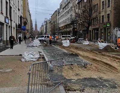 Коварная яма и «жадная» дума: рижанка почти год не может добиться компенсации за травму