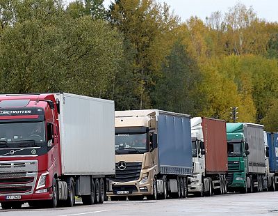 Километровые очереди: тысячи грузовиков застряли на латвийской границе в Россию