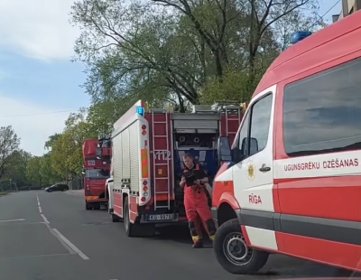 Спаслись из огня. Отец с сыновьями почти голые выпрыгнули из окна горящего дома