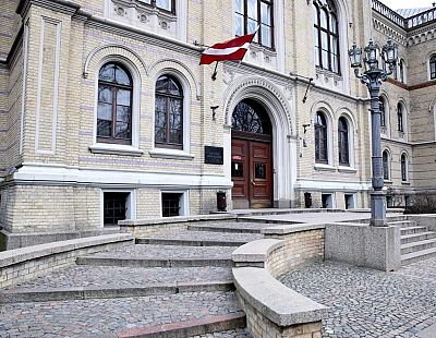 Почему отличница вынуждена конкурировать с амбалом: пост абитуриентки о льготах после армии расколол латвийцев