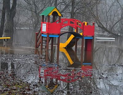 Елгава уже тонет. Вода перекрывает дороги