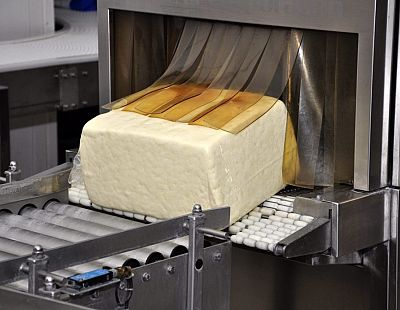 «Сыр со вкусом сыра»: просто клеится наклейка и выдаётся за местный продукт (ВИДЕО)