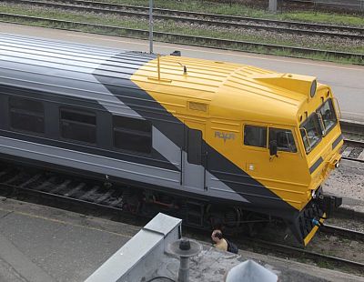 Дежурного машиниста просто нет: люди полночи добирались в Даугавпилс из-за поломки поезда